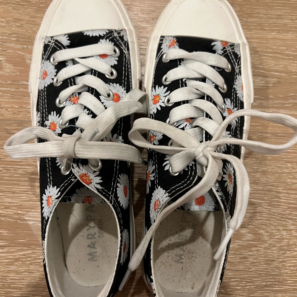 Very pretty low black shoes for girls size 38.